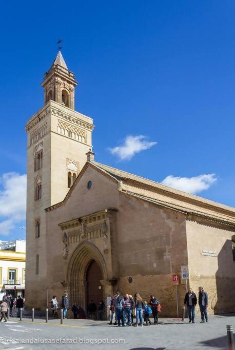 Enjoy Netflix Parking Segun Disponibilidad Lägenhet Sevilla Exteriör bild